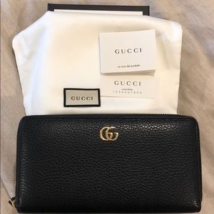 LIKE NEW Gucci women’s zip around wallet.
